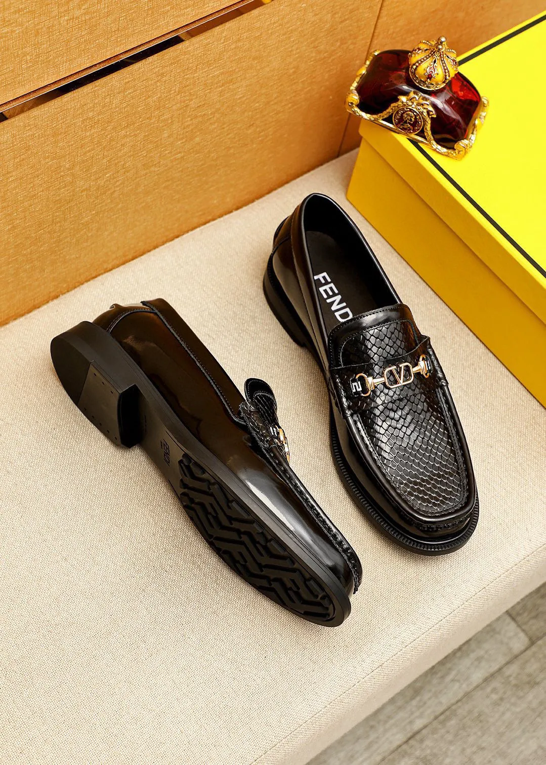 Men's shoes 💰460 💐 Product trademark: FENDI [Fendi] casual leather shoes Regular size: 38-44 (45🉑️customized) Product materials: Selected imported first-layer calfskin embossed upper + luxury hardware buckle, imported cow 🐂 lining. Strong three-dimensional visual effect, rubber outsole Color: 1⃣️color optional